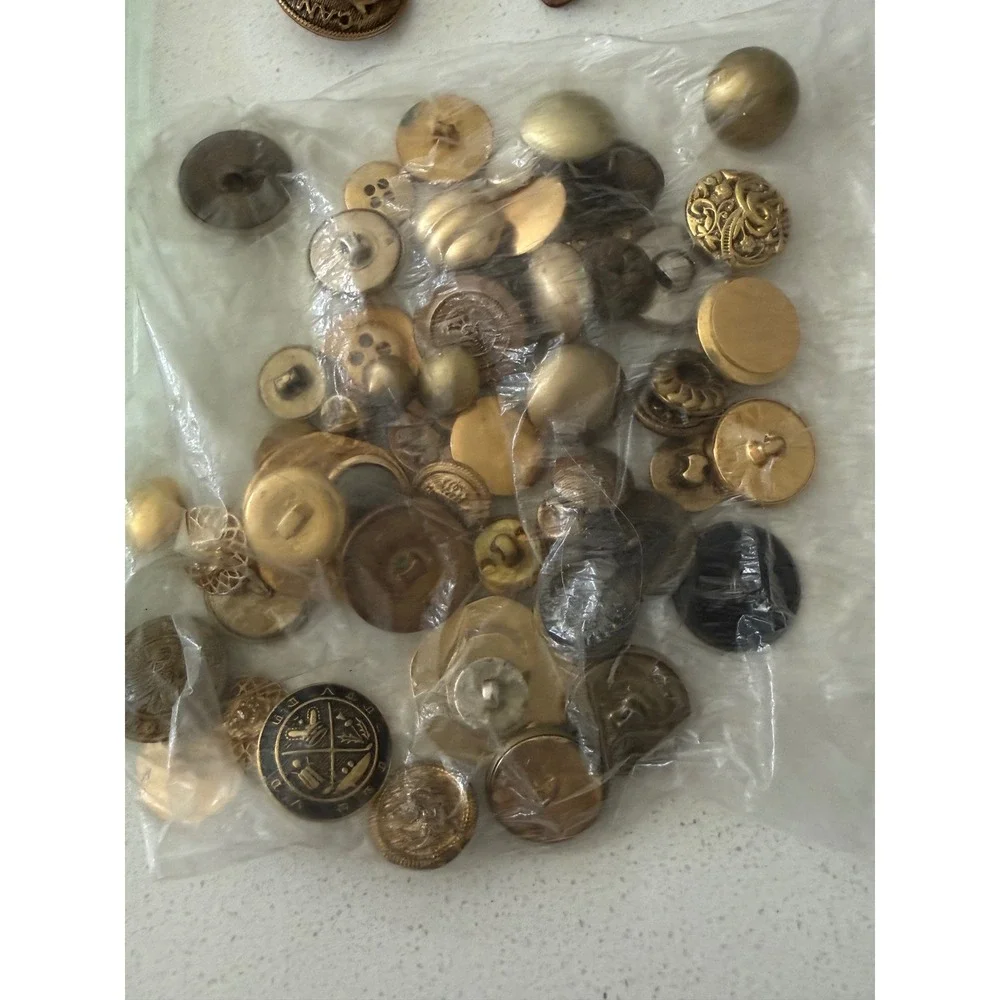 Vintage Singer Sewing Tin with Large Mixed Lot La Mode and Loose Buttons